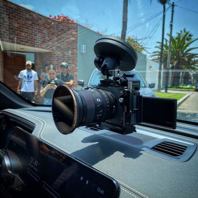 Sony FX3 mounted to this windshield with 2 RigMount 100 magnets. 🎥🧲🦾.. 📸 @bebetok 
.
.
#fx3
#sonyfx3 #mag1ight